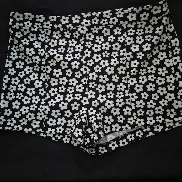 Forever 21 Black & White Daisy Shorts - Picture 1 of 7